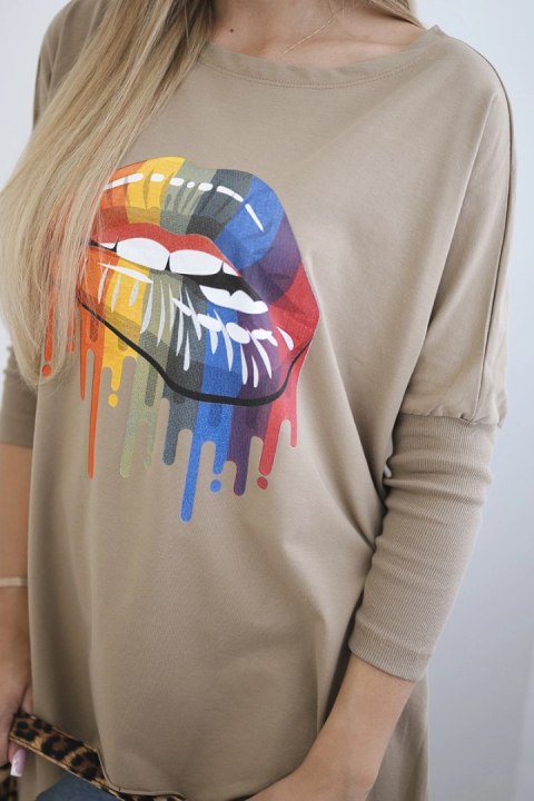 Bluzka oversize z nadrukiem tęczowych ust camelowa Bluzka oversize z nadrukiem tęczowych ust camelowa