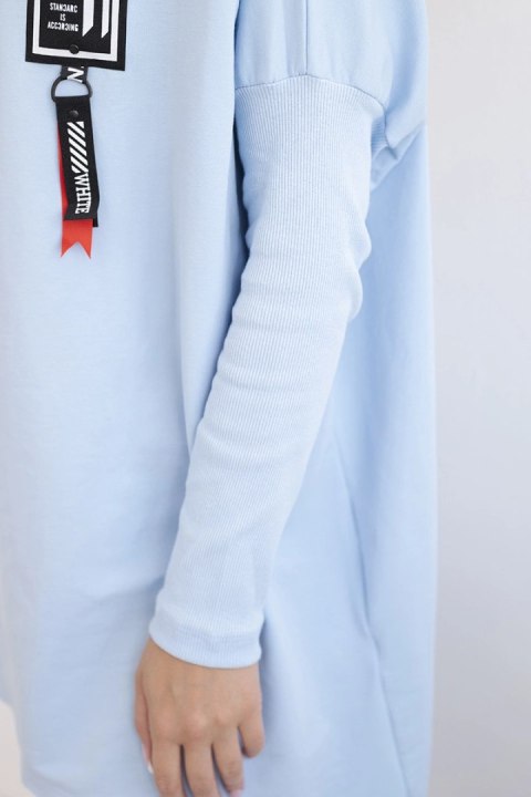 Bluza oversize z asymetrycznymi bokami błękitna uniwersalny