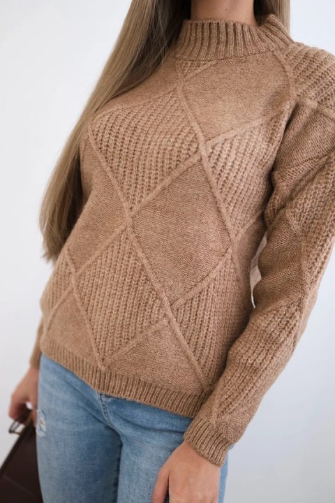 Sweter wkładany przez głowę w romby camelowy uniwersalny