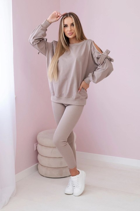 Komplet bluzy z kokardą na rękawach i legginsów ciemny beżowy uniwersalny Komplet bluzy z kokardą na rękawach i legginsów ciemny beżowy uniwersalny