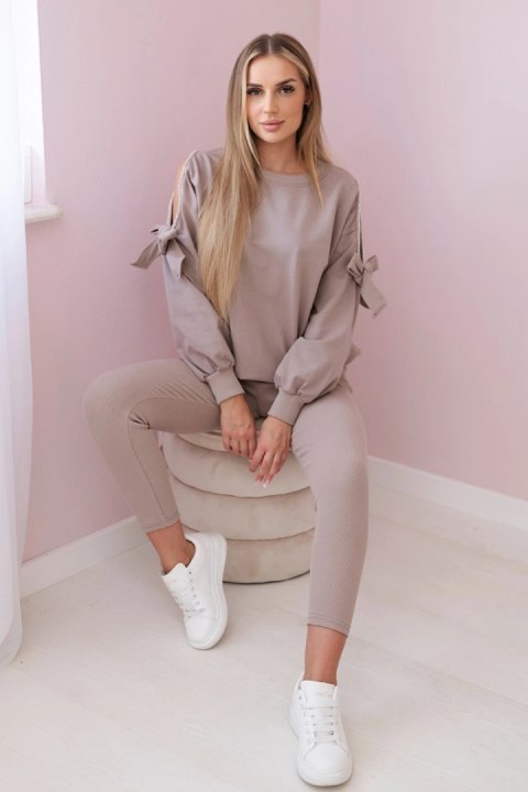 Komplet bluzy z kokardą na rękawach i legginsów ciemny beżowy uniwersalny Komplet bluzy z kokardą na rękawach i legginsów ciemny beżowy uniwersalny