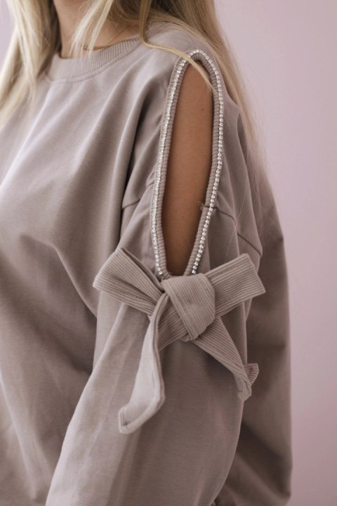 Komplet bluzy z kokardą na rękawach i legginsów ciemny beżowy uniwersalny Komplet bluzy z kokardą na rękawach i legginsów ciemny beżowy uniwersalny