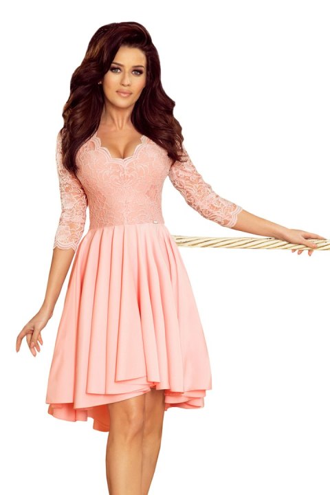 210-7 NICOLLE - sukienka z dłuższym tyłem z koronkowym dekoltem - PASTELOWY RÓŻ - XL 210-7 NICOLLE - sukienka z dłuższym tyłem z koronkowym dekoltem - PASTELOWY RÓŻ - XL