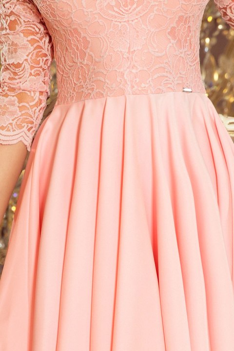 210-7 NICOLLE - sukienka z dłuższym tyłem z koronkowym dekoltem - PASTELOWY RÓŻ - XXL 210-7 NICOLLE - sukienka z dłuższym tyłem z koronkowym dekoltem - PASTELOWY RÓŻ - XXL