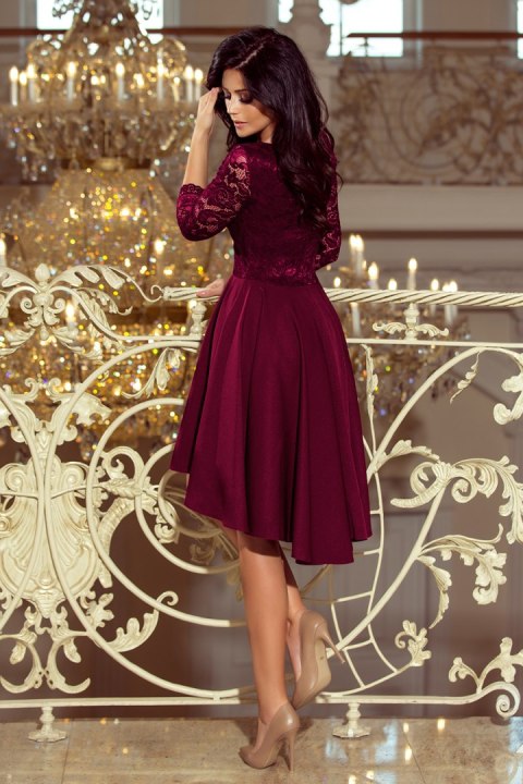 210-13 NICOLLE - sukienka z dłuższym tyłem z koronkowym dekoltem - ŚLIWKOWA - XL 210-13 NICOLLE - sukienka z dłuższym tyłem z koronkowym dekoltem - ŚLIWKOWA - XL