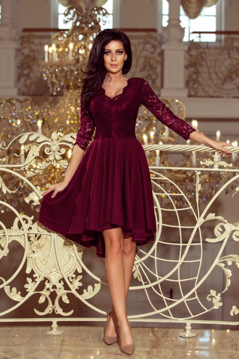 210-13 NICOLLE - sukienka z dłuższym tyłem z koronkowym dekoltem - ŚLIWKOWA - XL 210-13 NICOLLE - sukienka z dłuższym tyłem z koronkowym dekoltem - ŚLIWKOWA - XL