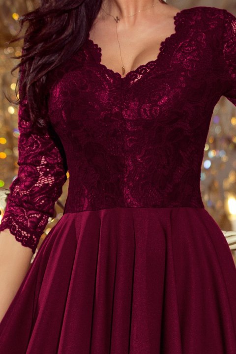 210-13 NICOLLE - sukienka z dłuższym tyłem z koronkowym dekoltem - ŚLIWKOWA - XXL 210-13 NICOLLE - sukienka z dłuższym tyłem z koronkowym dekoltem - ŚLIWKOWA - XXL