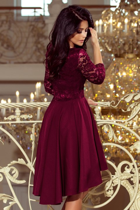 210-13 NICOLLE - sukienka z dłuższym tyłem z koronkowym dekoltem - ŚLIWKOWA - XXXL 210-13 NICOLLE - sukienka z dłuższym tyłem z koronkowym dekoltem - ŚLIWKOWA - XXXL