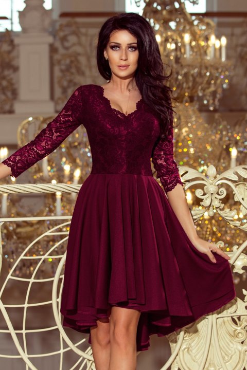 210-13 NICOLLE - sukienka z dłuższym tyłem z koronkowym dekoltem - ŚLIWKOWA - M 210-13 NICOLLE - sukienka z dłuższym tyłem z koronkowym dekoltem - ŚLIWKOWA - M