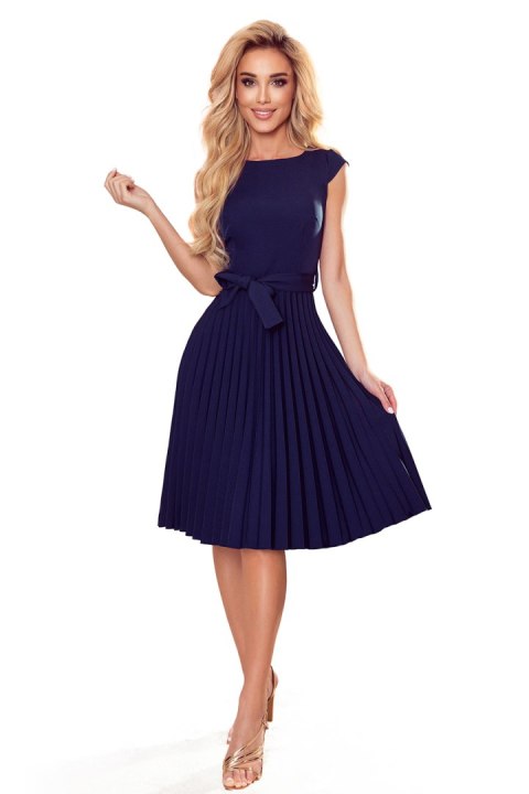 311-12 LILA Plisowana sukienka z krótkim rękawkiem - GRANAT - XL 311-12 LILA Plisowana sukienka z krótkim rękawkiem - GRANAT - XL