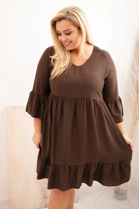 Sukienka damska Plus Size wiskozowa z ażurowym zdobieniem brązowa uniwersalny Sukienka damska Plus Size wiskozowa z ażurowym zdobieniem brązowa uniwersalny