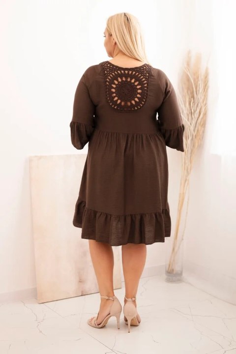Sukienka damska Plus Size wiskozowa z ażurowym zdobieniem brązowa uniwersalny Sukienka damska Plus Size wiskozowa z ażurowym zdobieniem brązowa uniwersalny