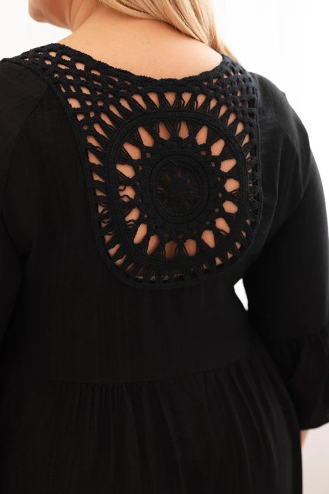 Sukienka damska Plus Size wiskozowa z ażurowym zdobieniem czarna Sukienka damska Plus Size wiskozowa z ażurowym zdobieniem czarna