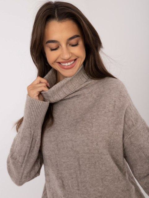 Sweter AT-SW-2342-1.35 ciemny bezowy Sweter AT-SW-2342-1.35 ciemny bezowy