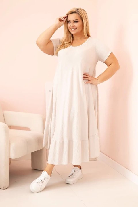 Sukienka damska plus size z krótkim rękawem i falbaną z lekkiej wiskozy beżowa uniwersalny Sukienka damska plus size z krótkim rękawem i falbaną z lekkiej wiskozy beżowa uniwersalny