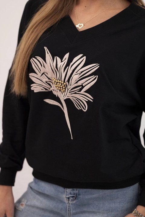 Bluza damska z dekoltem w serek i haftowanym kwiatem czarna Bluza damska z dekoltem w serek i haftowanym kwiatem czarna