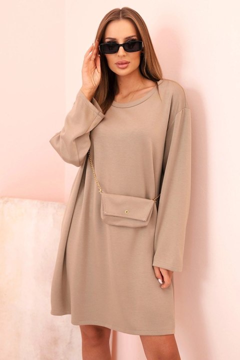 Sukienka damska wiskozowa Plus Size z torebką na łańcuszku ciemno beżowa Sukienka damska wiskozowa Plus Size z torebką na łańcuszku ciemno beżowa