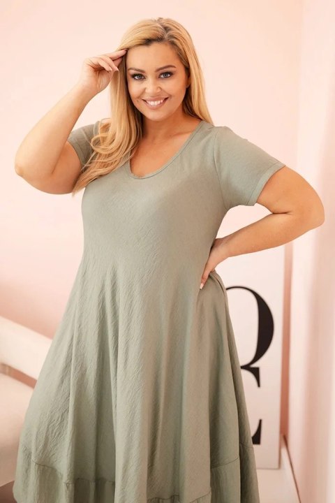 Sukienka damska plus size z krótkim rękawem i falbaną z lekkiej wiskozy khaki uniwersalny Sukienka damska plus size z krótkim rękawem i falbaną z lekkiej wiskozy khaki uniwersalny